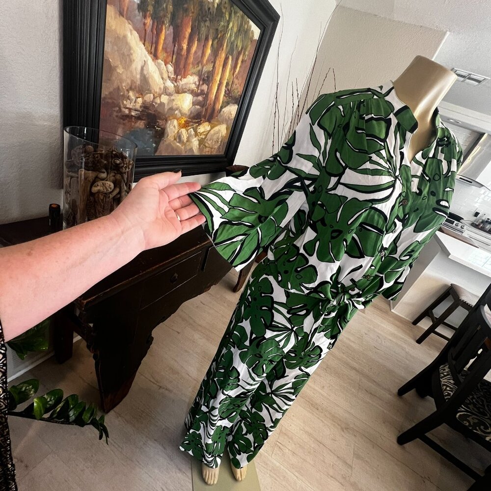 TRINA TURK Pants and Top Set tropical green leaves on white backdrop - Picture 7 of 8